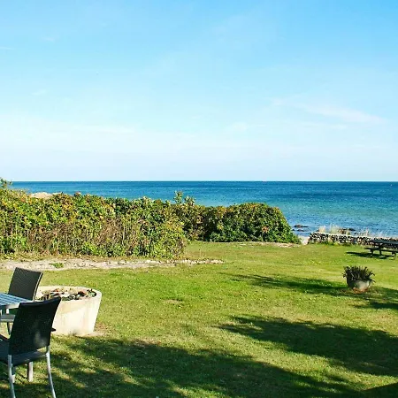 Three-bedroom Holiday In 9 *